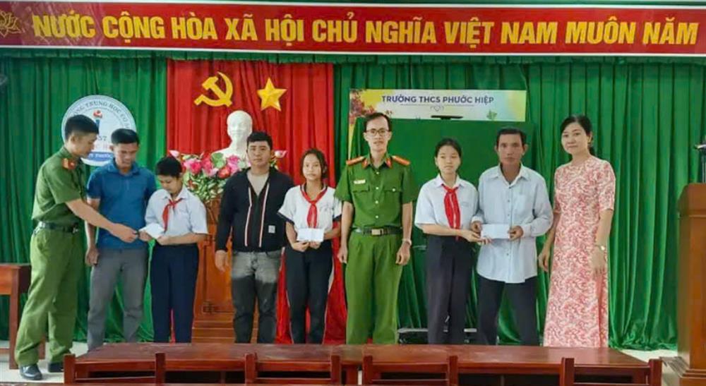 Thiếu tá Nguyễn Vũ Long trao tặng 03 phần quà động viên 3 em học sinh vượt khó học giỏi.
