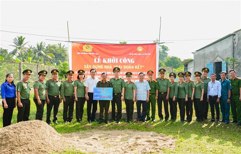 Lãnh đạo các đơn vị và ông Nguyễn Hùng Dũng tại buổi Lễ.
