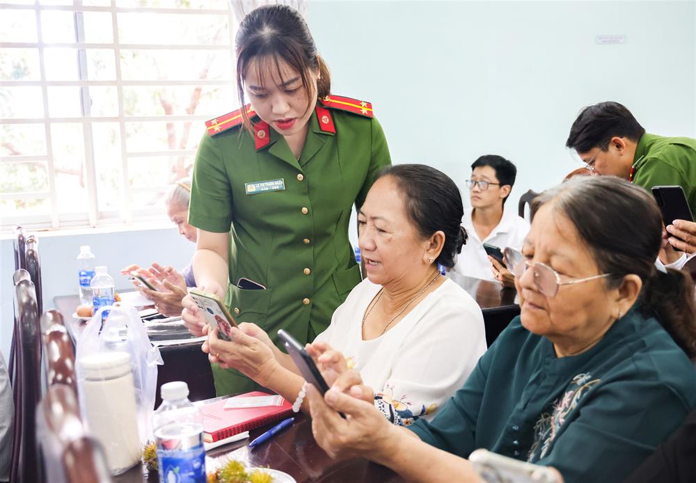 Lực lượng Công an hướng dẫn người dân đăng ký, kích hoạt, sử dụng tài khoản định danh điện tử mức 2 và thực hiện tích hợp thông tin thẻ BHYT trên ứng dụng VneID.