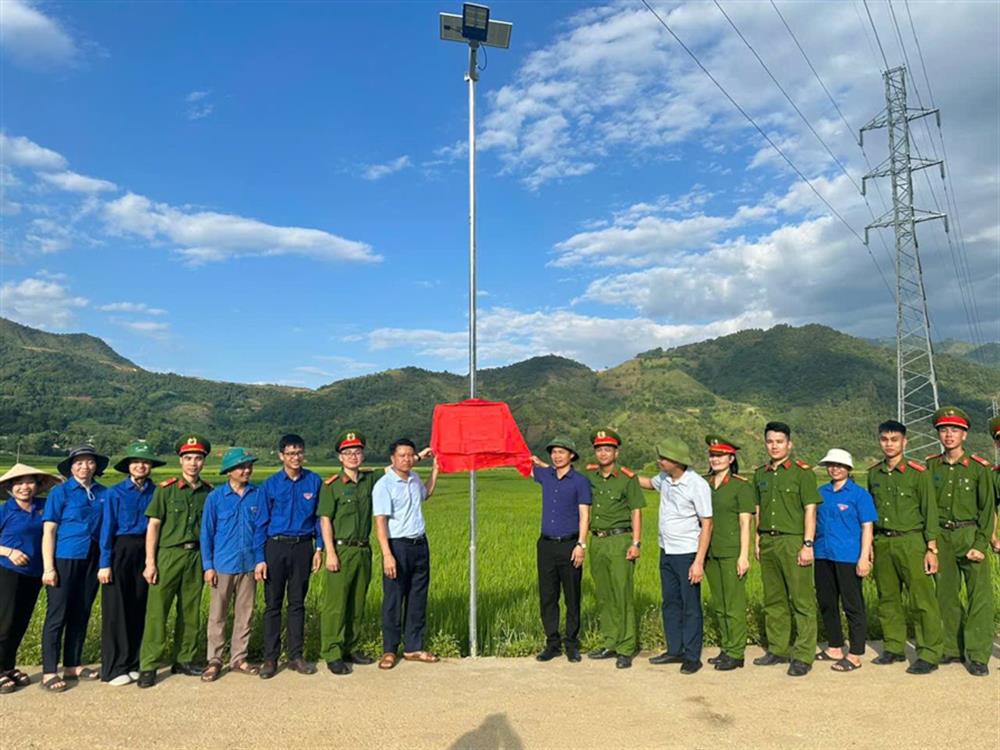 Khánh thành công trình thắp sáng đường quê.