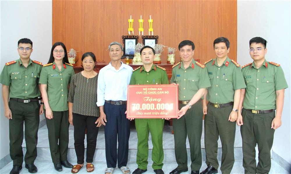 Đại tá Nguyễn Tuấn Dương, Phó Cục trưởng Cục Tổ chức cán bộ Bộ Công an cùng Đoàn công tác trao kinh phí hỗ trợ xây nhà ở tặng gia đình Đại úy Thào Quốc Việt.