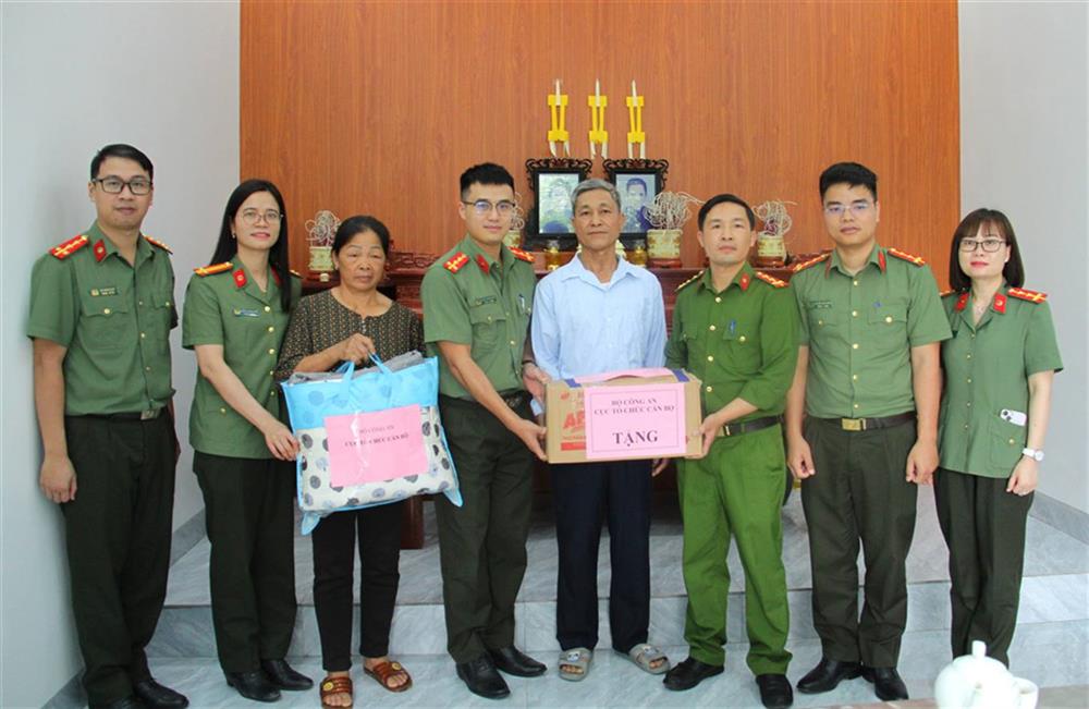Đoàn Thanh niên, Hội Phụ nữ Cục Tổ chức cán bộ Bộ Công an trao quà tặng gia đình Đại úy Thào Quốc Việt.
