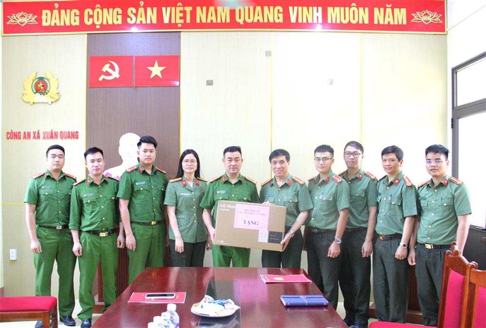 Nhân dịp này, Đoàn công tác đến thăm, động viên và trao 01 bộ máy tính tặng Công an xã Xuân Quang.