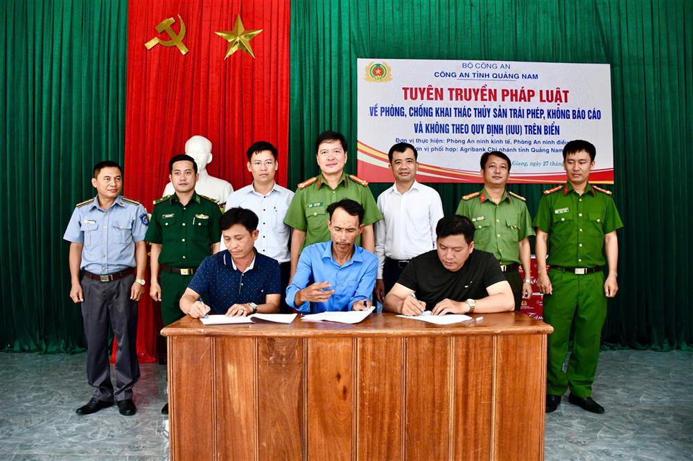 2. Các chủ tàu cá ký cam kết chấp hành các quy định của pháp luật, không khai thác IUU trên biển.