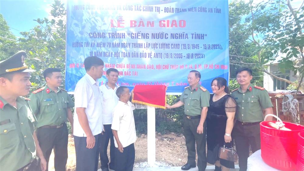 Phòng Công tác chính trị tặng giếng nước cho bà con làng Cam, xã Tây Xuân, huyện Tây Sơn.