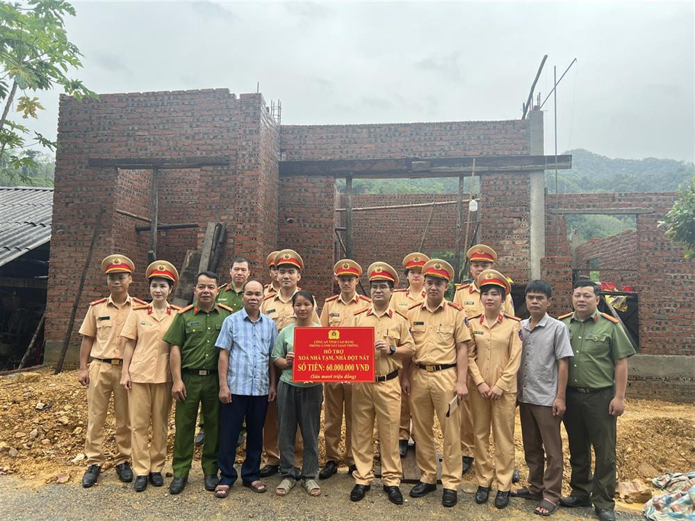 Phòng Cảnh sát giao thông hỗ trợ kinh phí tặng gia đình ông Trần Ngọc Dần để xây dựng nhà mới.
