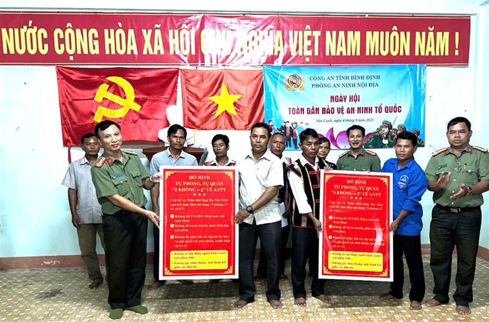 Phòng An ninh nội địa hướng dẫn bà con làng kết nghĩa tổ chức thực hiện mô hình ANTT.