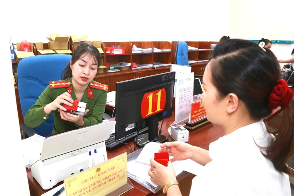 Cán bộ Phòng Cảnh sát quản lý hành chính về trật tự xã hội, Công an tỉnh Lạng Sơn làm thủ tục cấp con dấu mới cho đại diện cơ quan, tổ chức.