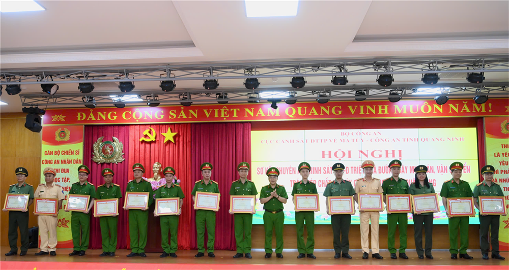 Thứ trưởng Nguyễn Văn Long đã trao Bằng khen của Bộ Công an tặng các tập thể, cá nhân thuộc Công an các đơn vị, địa phương có thành tích xuất sắc trong đấu tranh chuyên án.