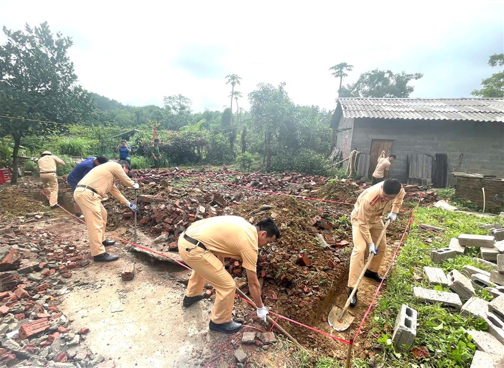 Cán bộ Phòng Cảnh sát giao thông giúp gia đình ông Dương Đào Xênh vận chuyển vật liệu, đào móng.
