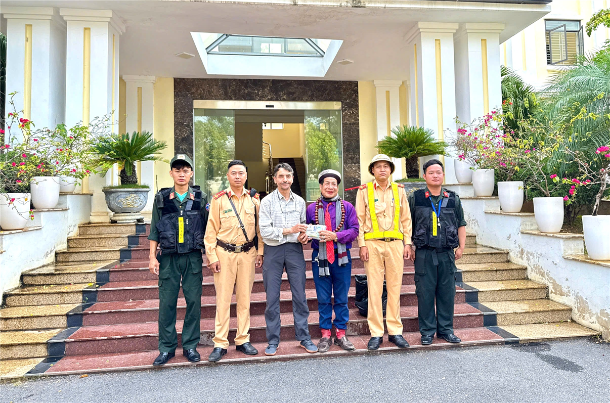 Lực lượng Cảnh sát giao thông và công dân Đèo Văn Chiền trao trả số tài sản, giấy tờ cho ông Pattrick Michel Tomas.