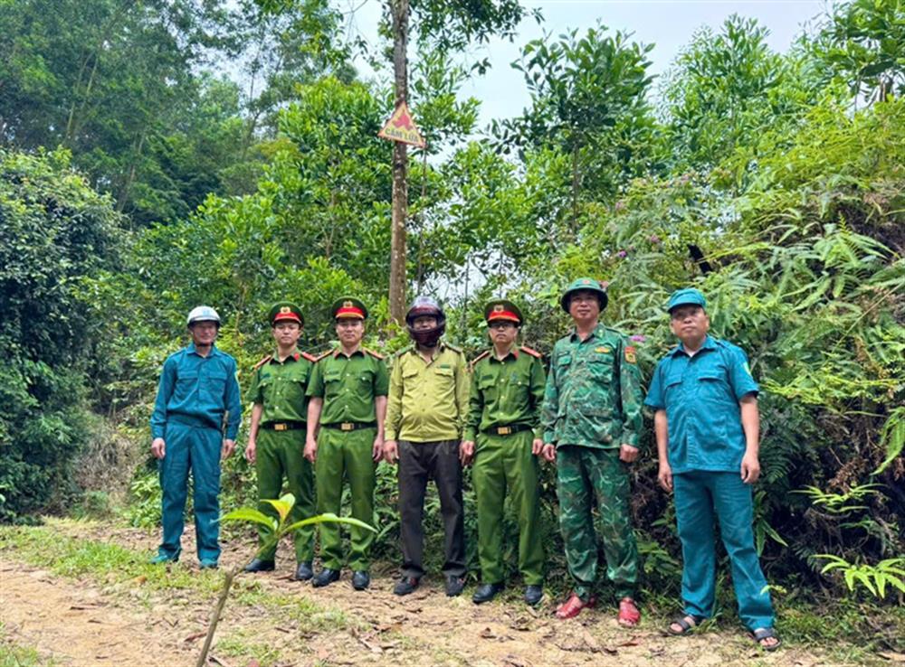 Lực lượng Công an xã Thọ Điền, huyện Vũ Quang phối hợp tuần tra, cắm biển cảnh báo cháy rừng.