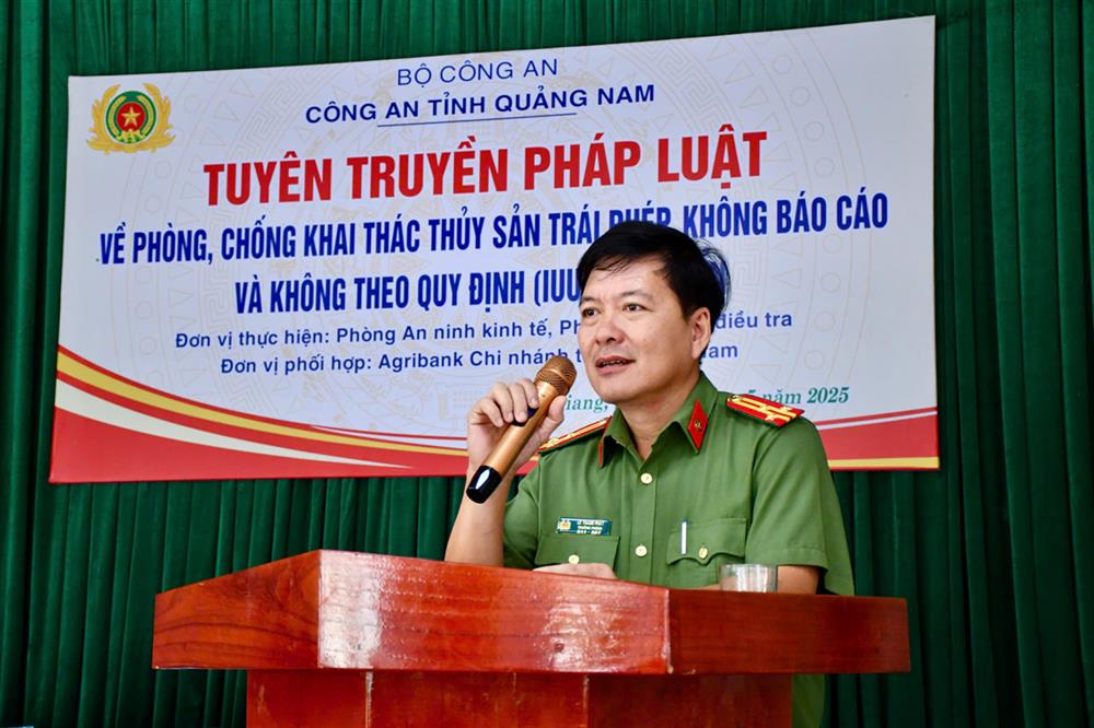 Báo cáo viên của Công an tỉnh tuyên truyền pháp luật cho ngư dân.