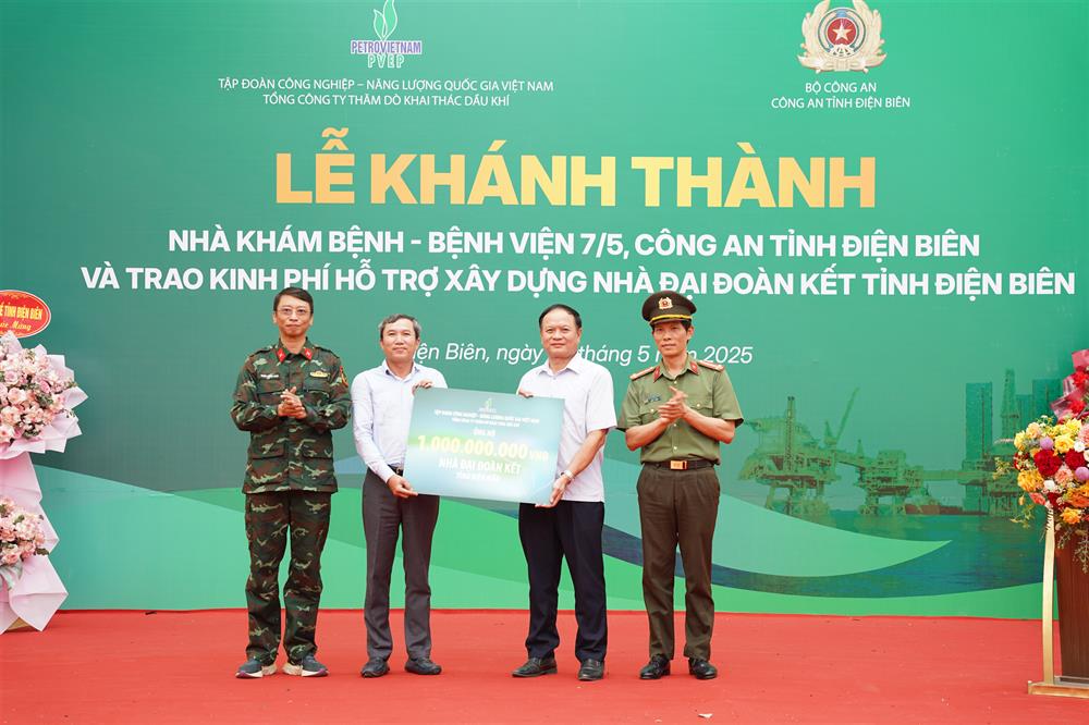 Trao kinh phí xây dựng Nhà đại đoàn kết tặng các hộ dân có hoàn cảnh khó khăn trên địa bàn tỉnh Điện Biên.