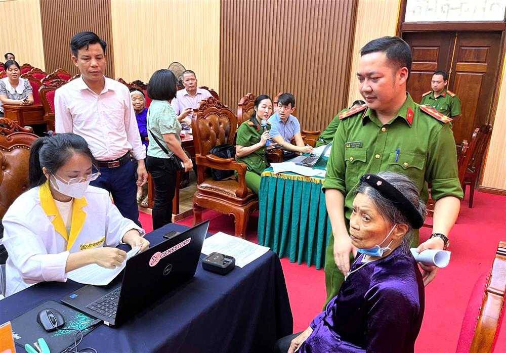 Dự kiến tổng số mẫu thu nhận trong toàn tỉnh Phú Thọ đợt này gần 500 mẫu. Đợt thu nhận này có 04 Mẹ Việt Nam Aanh hùng trong tổng số hơn 60 mẹ liệt sĩ già yếu không thể đến địa điểm thu nhận mẫu ADN được các Tổ công tác Công an tỉnh đến tận nhà lấy mẫu.