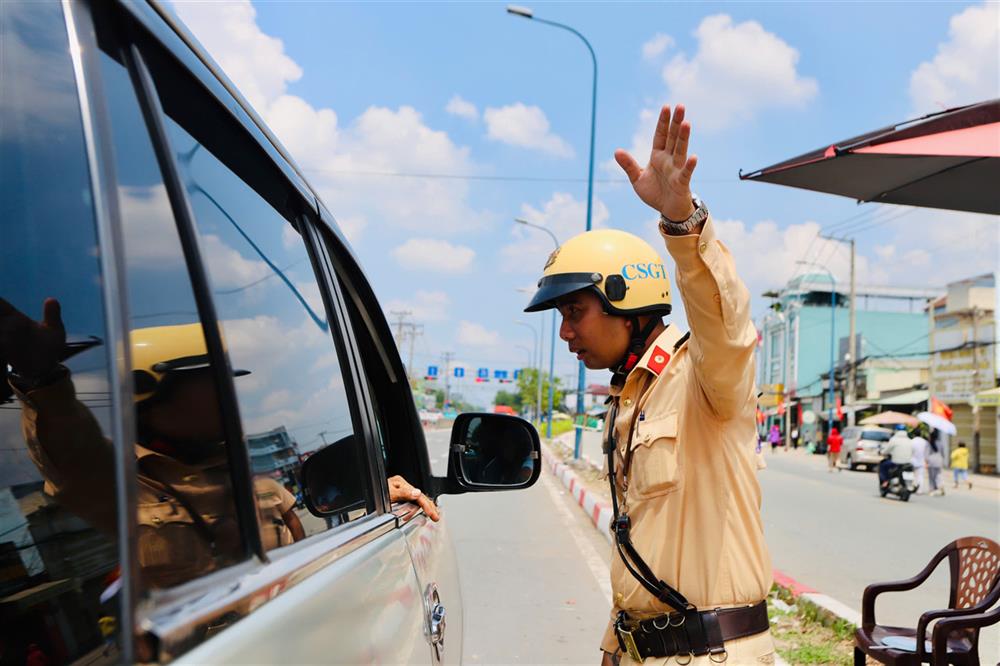 Lực lượng Cảnh sát giao thông hướng dẫn, phân luồng giao thông.
