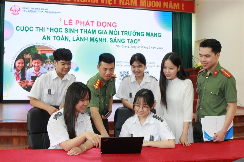 Cán bộ Tiểu ban An toàn an ninh mạng chia sẻ thông tin với học sinh về Cuộc thi.