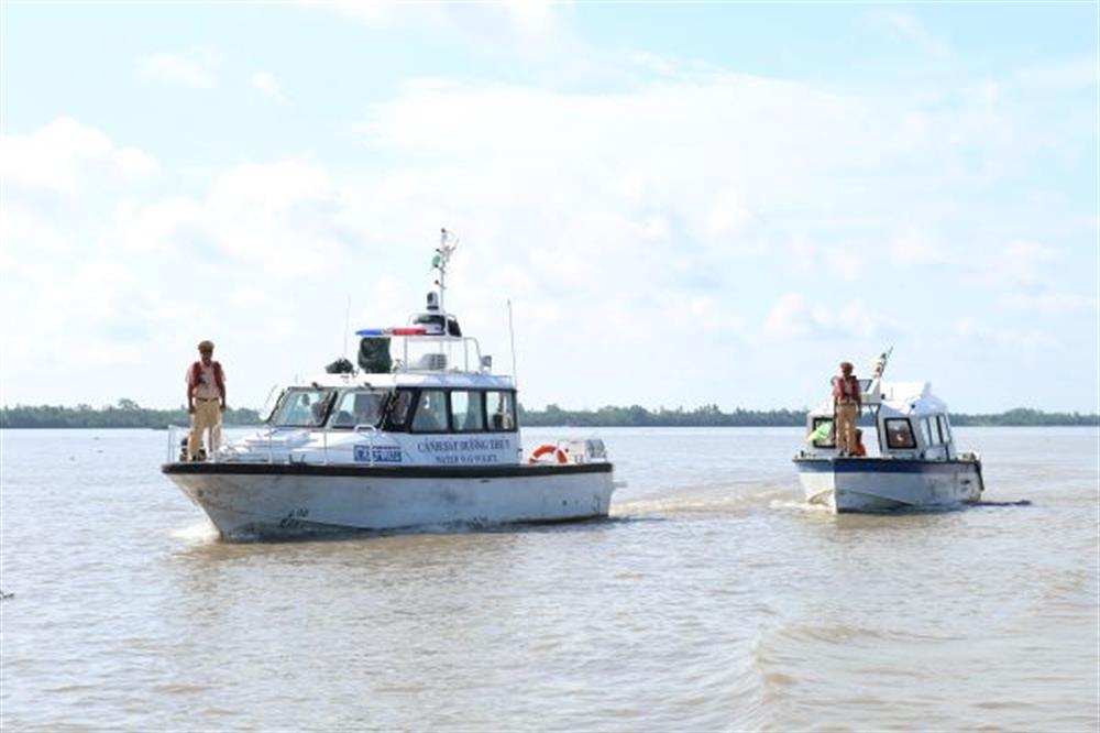 Lực lượng Cảnh sát giao thông ra quân diễu hành trên tuyến sông Hậu thuộc địa phận tỉnh Sóc Trăng.