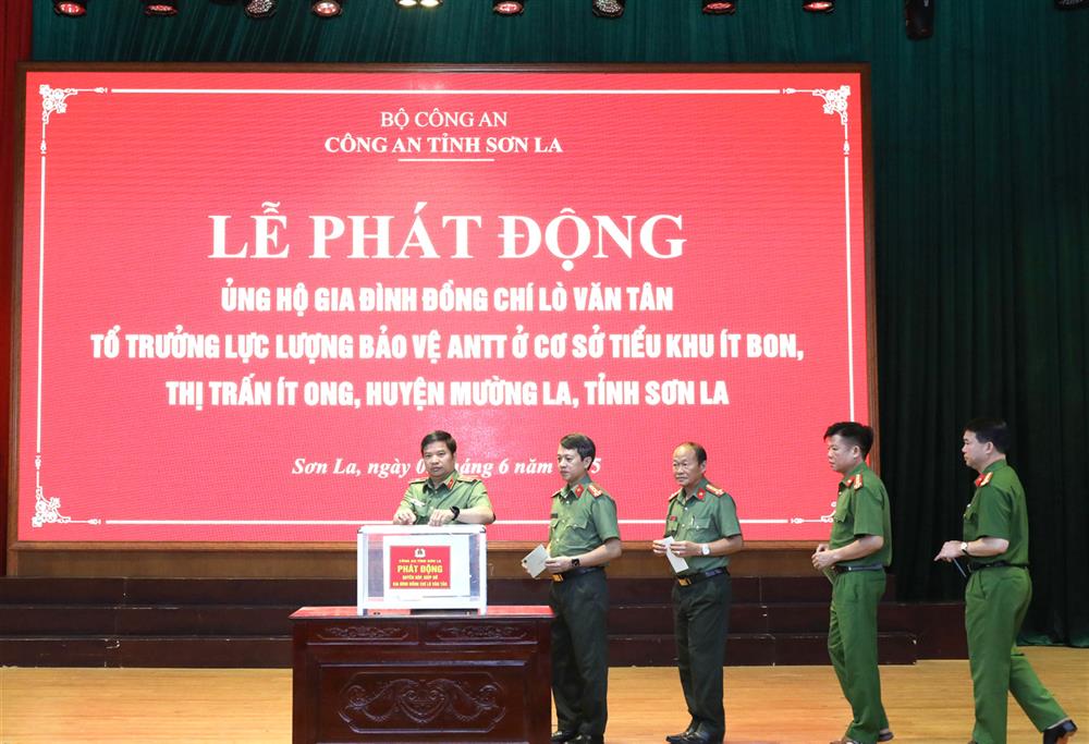 Lãnh đạo Công an tỉnh và cán bộ, chiến sĩ Công an tỉnh Sơn La ủng hộ gia đình đồng chí Lò Văn Tân.