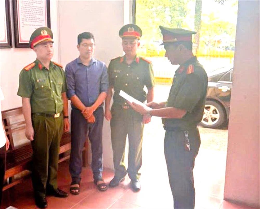 Cơ quan Cảnh sát điều tra thi hành lệnh bắt bị can để tạm giam và khám xét nơi làm việc của Trần Tuấn Phương.