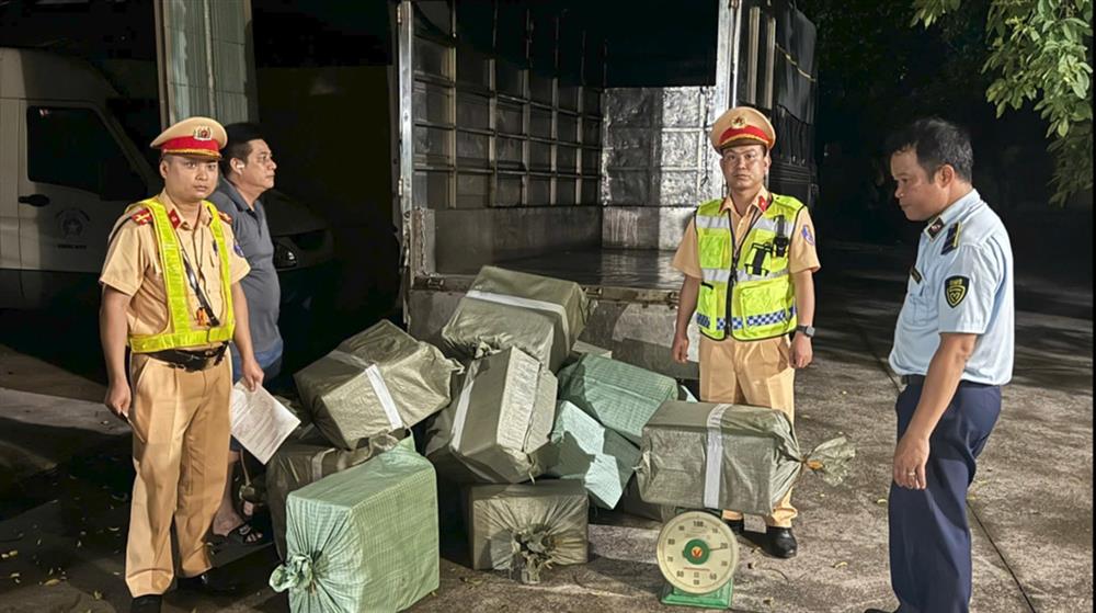 Đội CSGT đường bộ số 3 phối hợp kiểm tra, bắt giữ 01 phương tiện vận chuyển hàng hóa không rõ nguồn gốc.