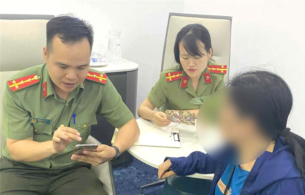 Cán bộ Phòng An ninh mạng và phòng chống tội phạm sử dụng công nghệ cao tuyên truyền, giải thích cho bà B không chuyển tiền cho đối tượng lừa đảo.