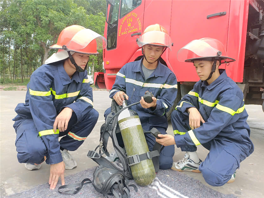 Chiến sĩ Hứa Văn Trường (ngoài cùng bên phải) kiểm tra phương tiện chữa cháy và cứu nạn, cứu hộ.