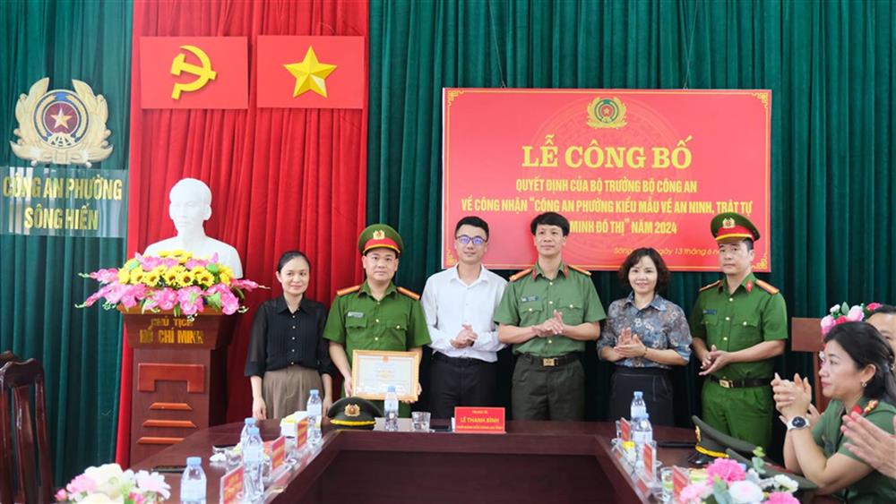 Thừa ủy quyền, Trung tá Lê Thanh Bình, Phó Giám đốc Công an tỉnh trao giấy chứng nhận Công an phường kiểu mẫu về ANTT và văn minh đô thị của Bộ trưởng Bộ Công an cho Công an phường Sông Hiến.