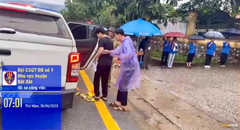 Lực lượng Cảnh sát giao thông Công an tỉnh Lào Cai và Tổ tiếp sức mùa thi đã kịp thời đưa 03 thí muộn giờ điểm danh đến phòng thi, tại điểm thi Trường THPT số 1 Bát Xát, tỉnh Lào Cai.