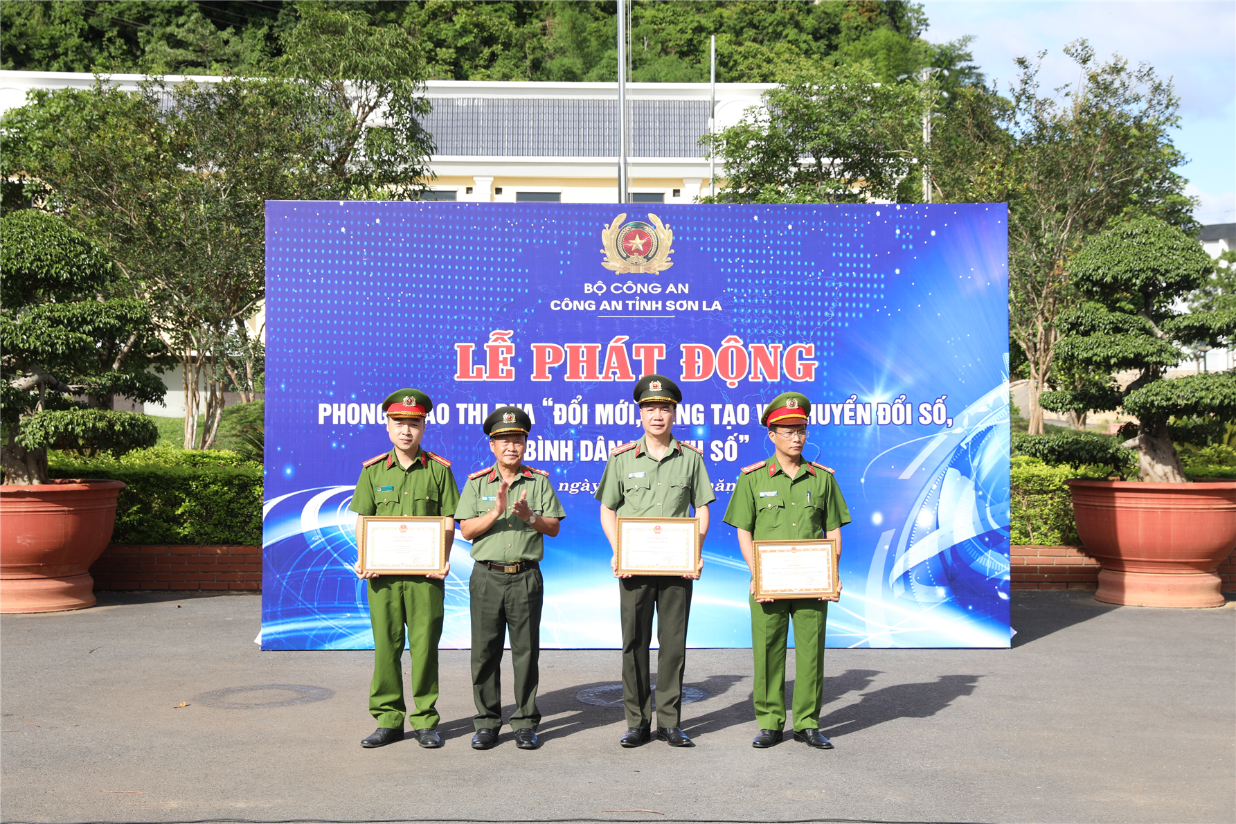 Các tập thể, cá nhân được Bộ trưởng Bộ Công an, Chủ tịch Ủy ban nhân dân tỉnh Sơn La khen thưởng.