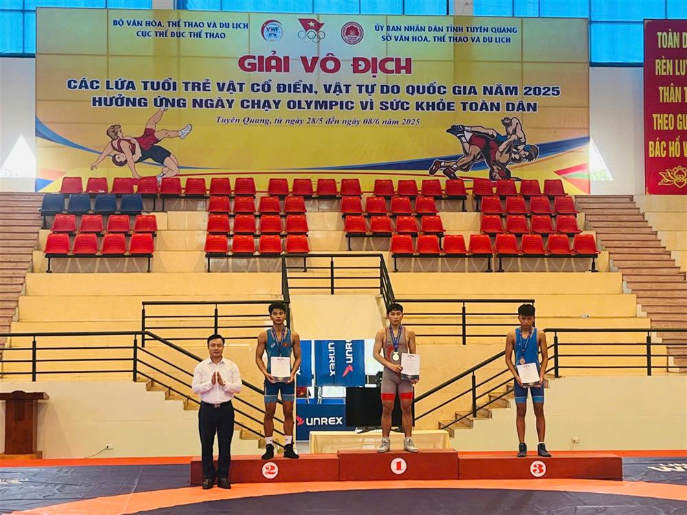 Vận động viên Đoàn Công an nhân dân giành Huy chương Vàng nội dung vật cổ điển lứa tuổi 16-17, hạng cân 60kg.