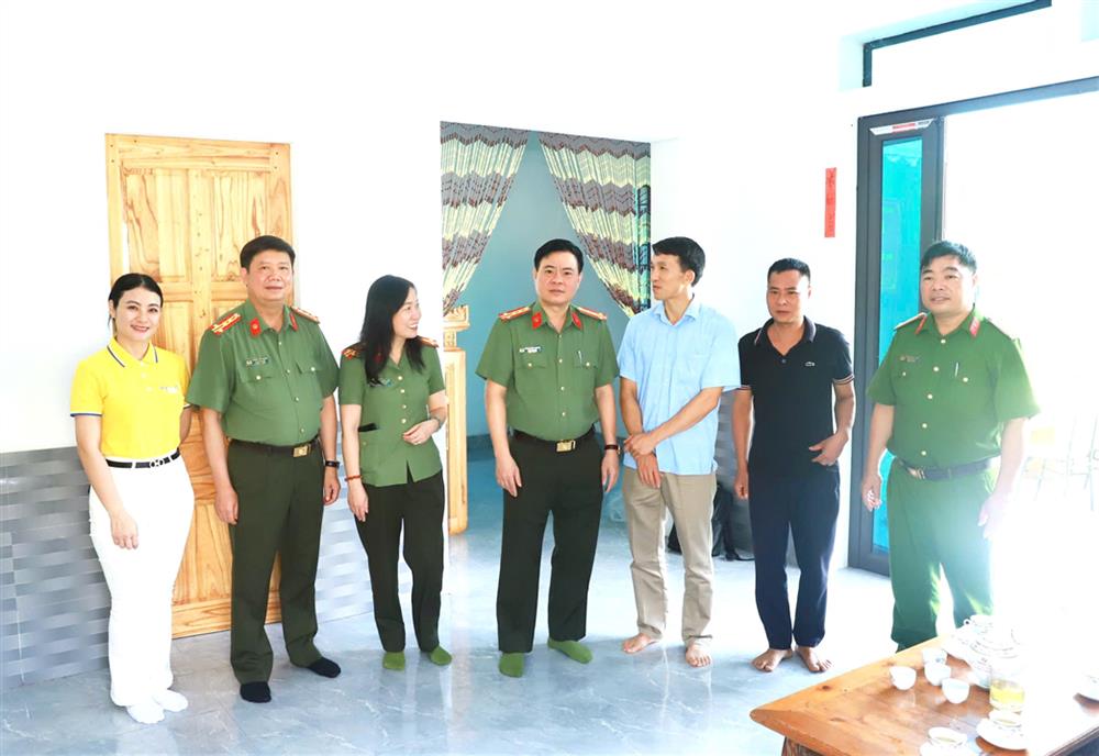 Ngôi nhà khang trang được xây dựng từ kinh phí hỗ trợ của lực lượng Công an.