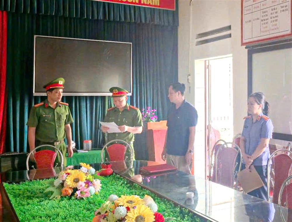 Cơ quan Cảnh sát điều tra thi hành lệnh bắt bị can để tạm giam và khám xét nơi làm việc của Trần Tuấn Phương.