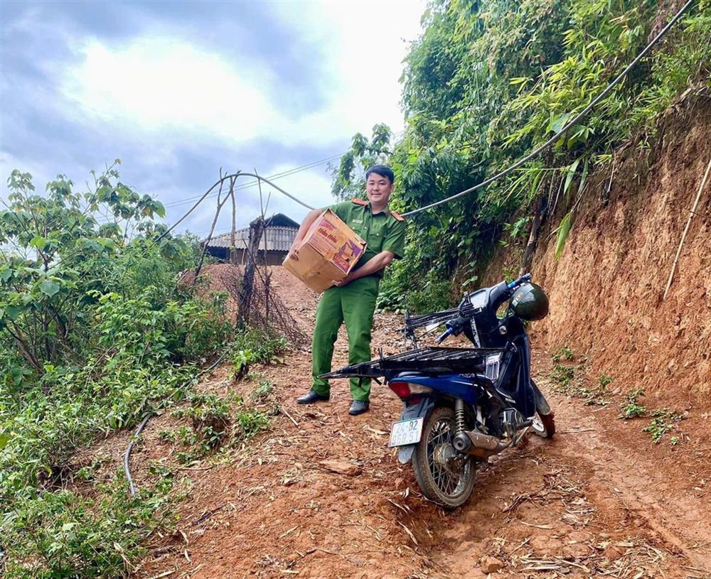 Đại úy Cà Văn Minh trên đường vào bản thăm các con của mình