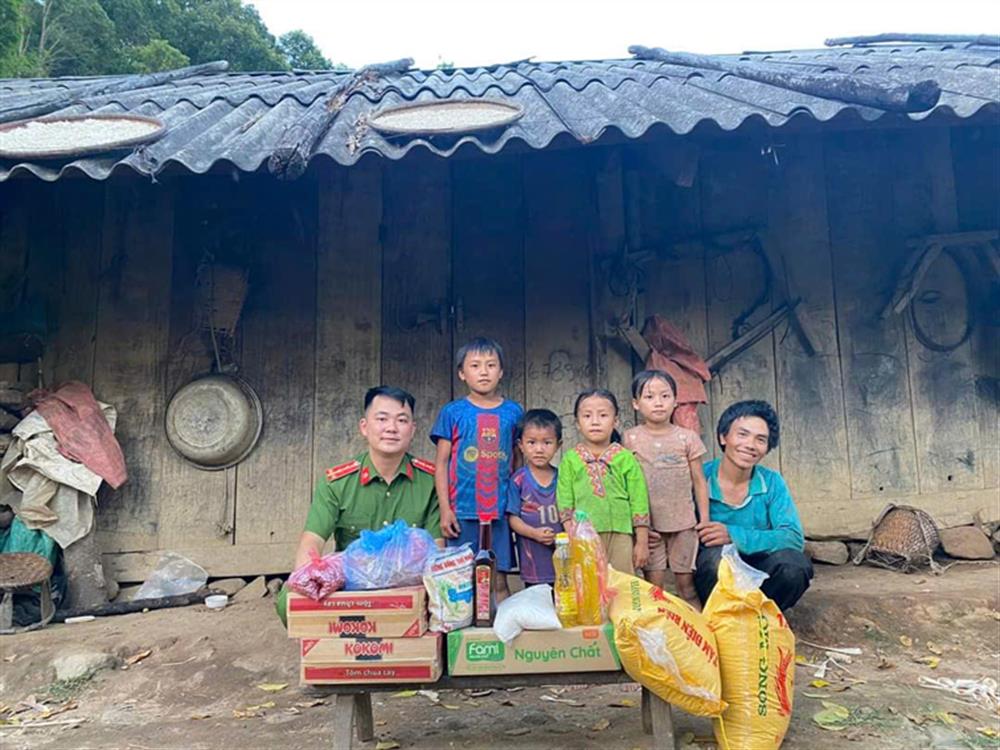 Đại úy Cà Văn Minh tận tay mang thực phẩm, nhu yếu phẩm cho các con.