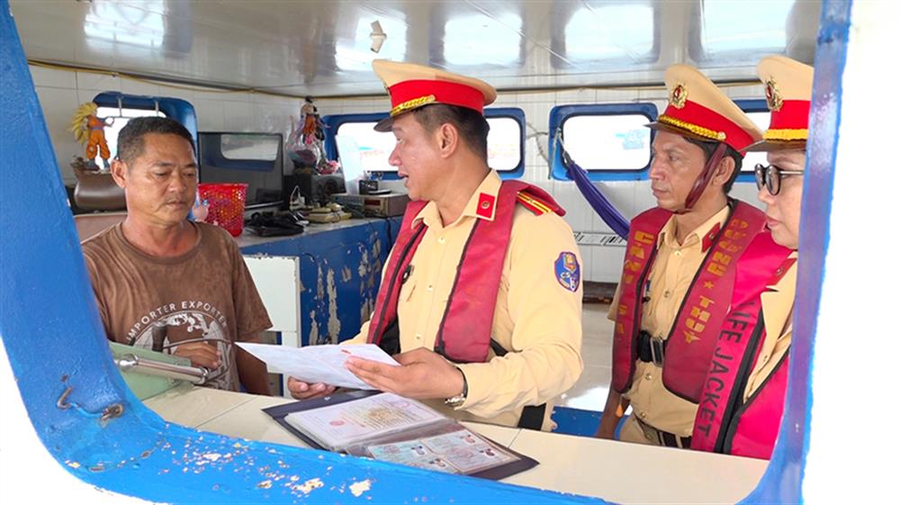 Cán bộ, chiến sĩ tuyên truyền các quy định về Luật Giao thông đường thuỷ nội địa cho các chủ tàu, thuyền viên.