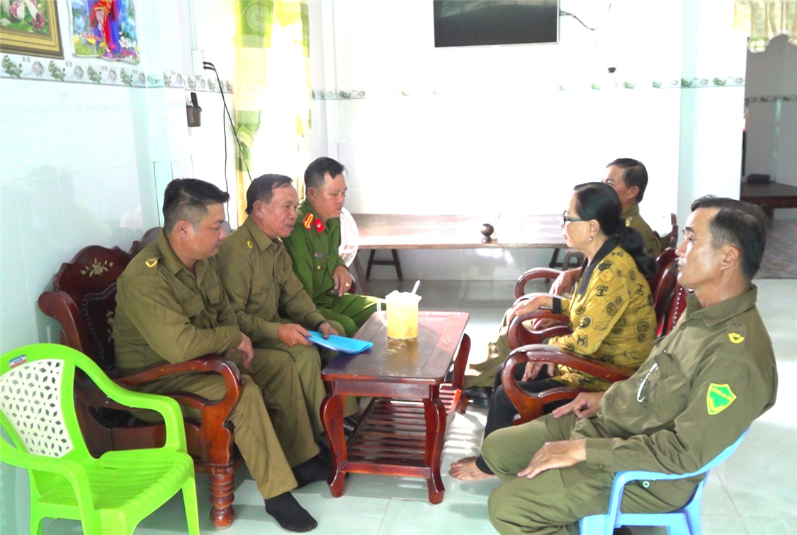 Lực lượng tham gia bảo vệ ANTT cơ sở đến nhà tuyên truyền pháp luật, cảnh báo thủ đoạn lừa đảo cho người dân biết.