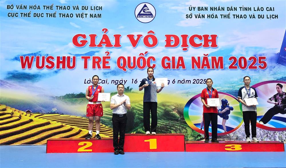 Vận động viên Lê Thị Quyên, Đội tuyển Wushu Công an nhân dân xuất sắc giành Huy chương Bạc hạng 60kg nữ.