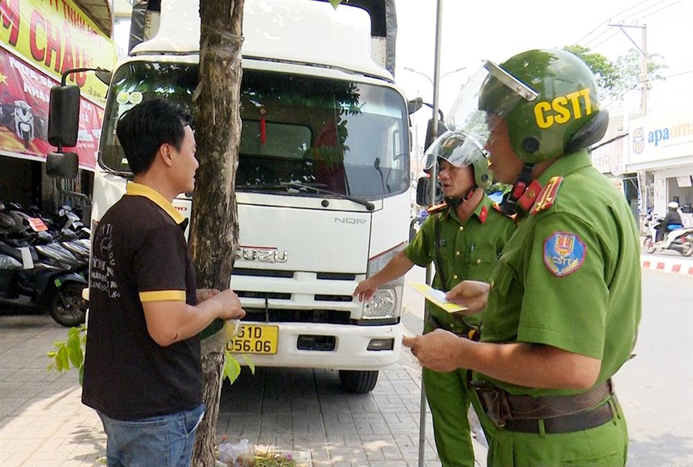 Lực lượng Cảnh sát trật tự xử lý các trường hợp vi phạm.