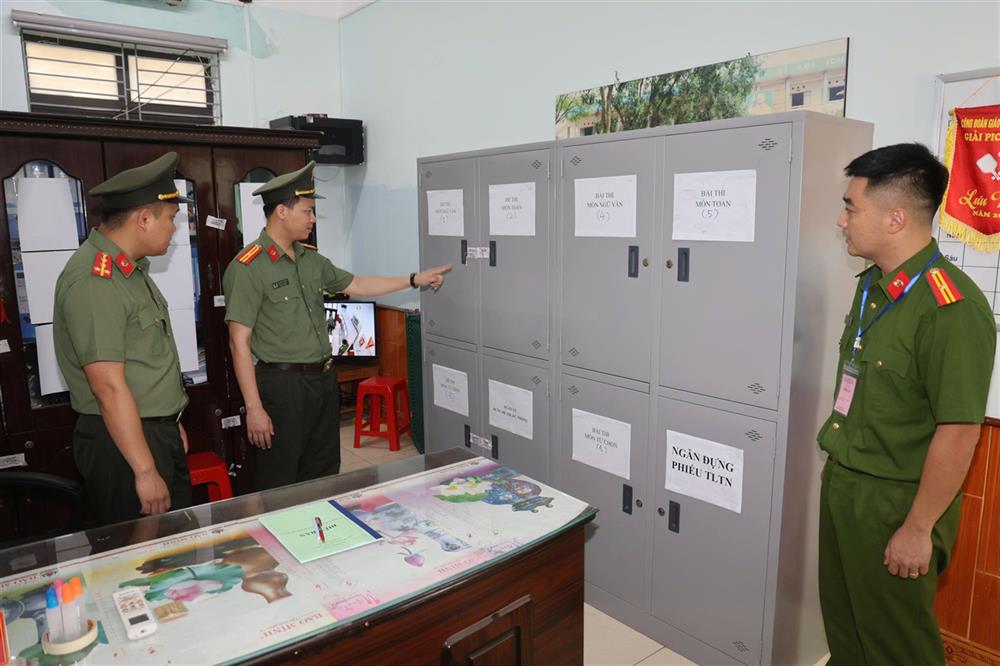 sáng nay, Công an tỉnh bố trí một tổ công tác để dùng máy quét tay và cổng từ phối hợp với điểm thi Trường Cao đẳng kỹ thuật công nghiệp cơ sở 2 nhằm kiểm soát, phát hiện thí sinh mang thiết bị thu, phát sóng vào khu vực thi. 