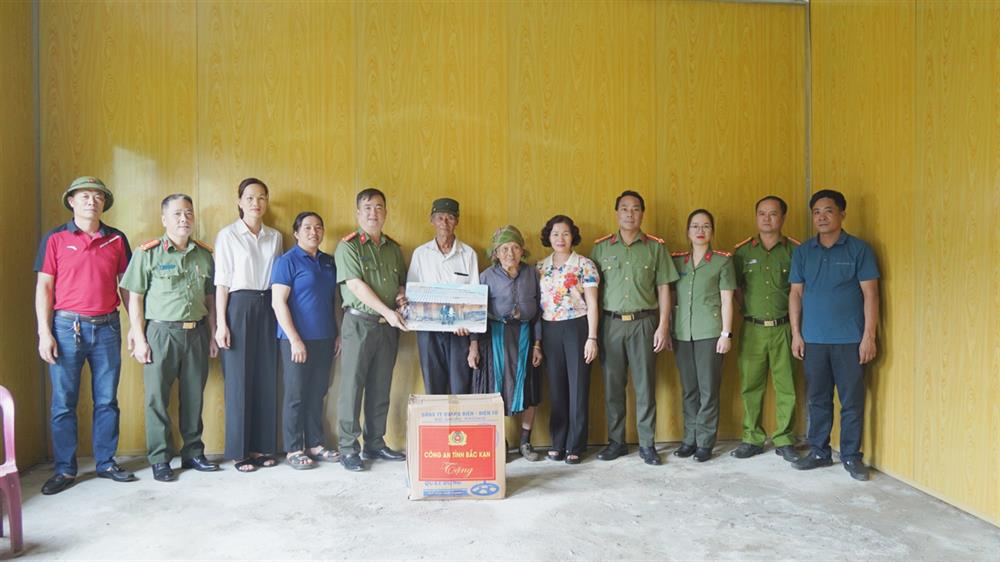Đoàn công tác bàn giao nhà và tặng quà gia đình ông Phùng Văn Sùng ở thôn Cốc Ỏ, xã Thuần Mang.