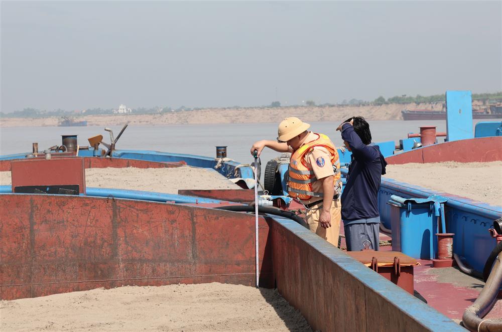 CSGT Phú Thọ tổng kiểm tra các phương tiện.