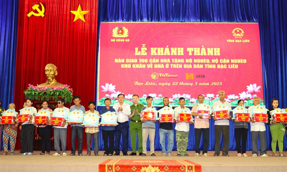 Thứ trưởng Nguyễn Ngọc Lâm và đồng chí Huỳnh Quốc Việt, Phó Bí thư Thường trực Tỉnh ủy Bạc Liêu trao bảng tượng trưng nhà tặng các hộ gia đình tại lễ bàn giao.