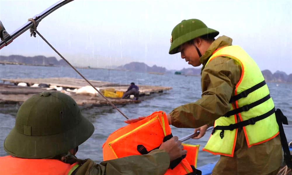 Khoảnh khắc Công an xã Hoàng Tân cứu giúp người dân gặp nạn ngoài biển.