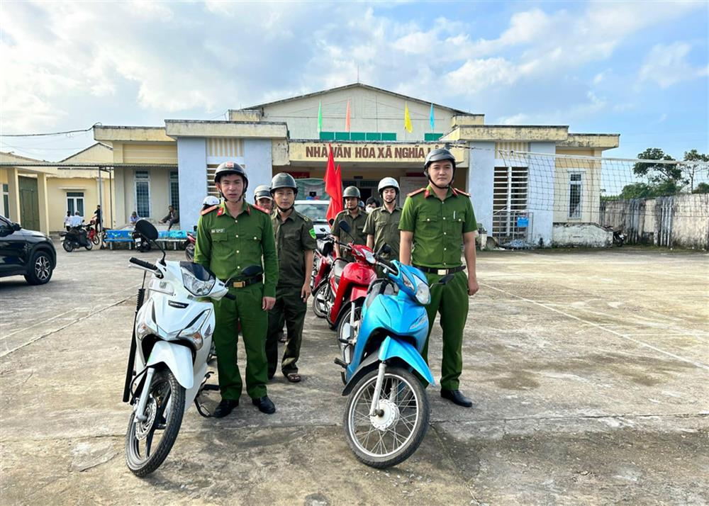 Lực lượng tham gia bảo vệ ANTT ở cơ sở tham gia tuần tra.