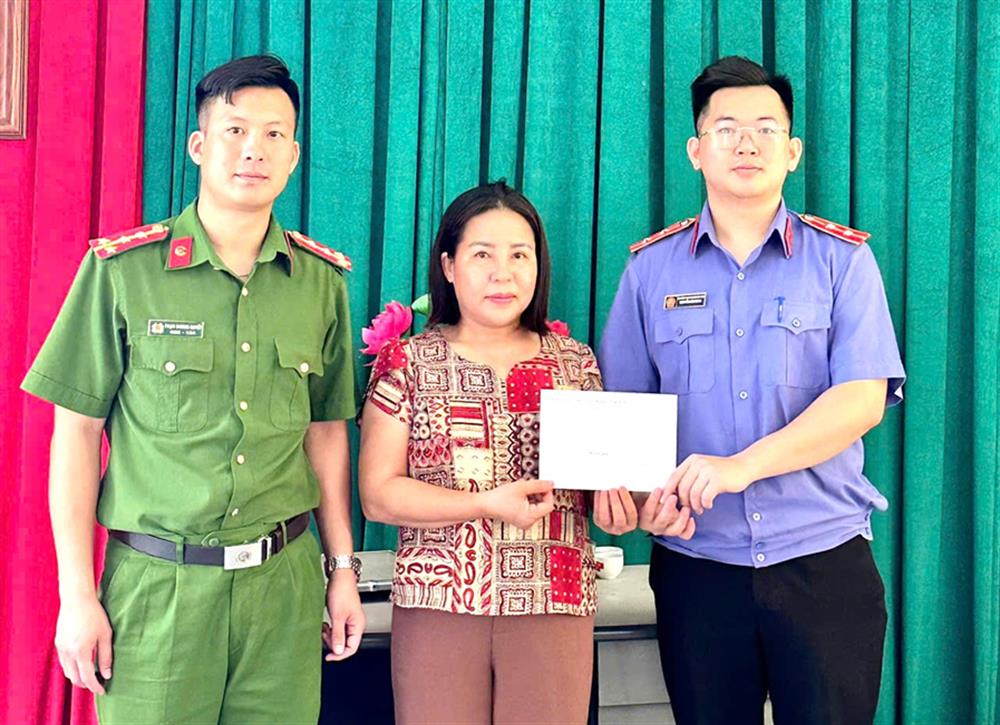 Công an thị trấn Vĩnh Tường hỗ trợ chị Nguyễn Thị Phương nhận lại số tiền chuyển khoản nhầm.