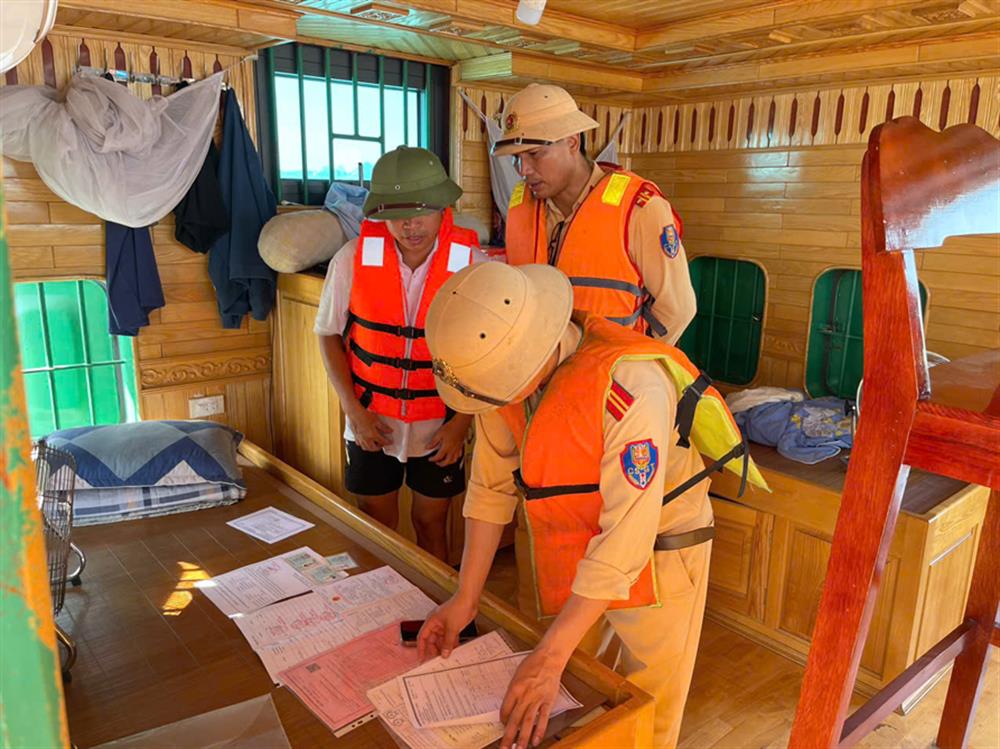 CSGT Vĩnh Phúc kiểm tra phương tiện.