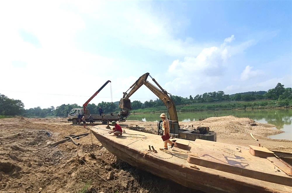 CSGT Tuyên Quang phối hợp các đơn vị chức năng kiểm tra 06 phương tiện; phát hiện, xử lý 02 trường hợp vi phạm.