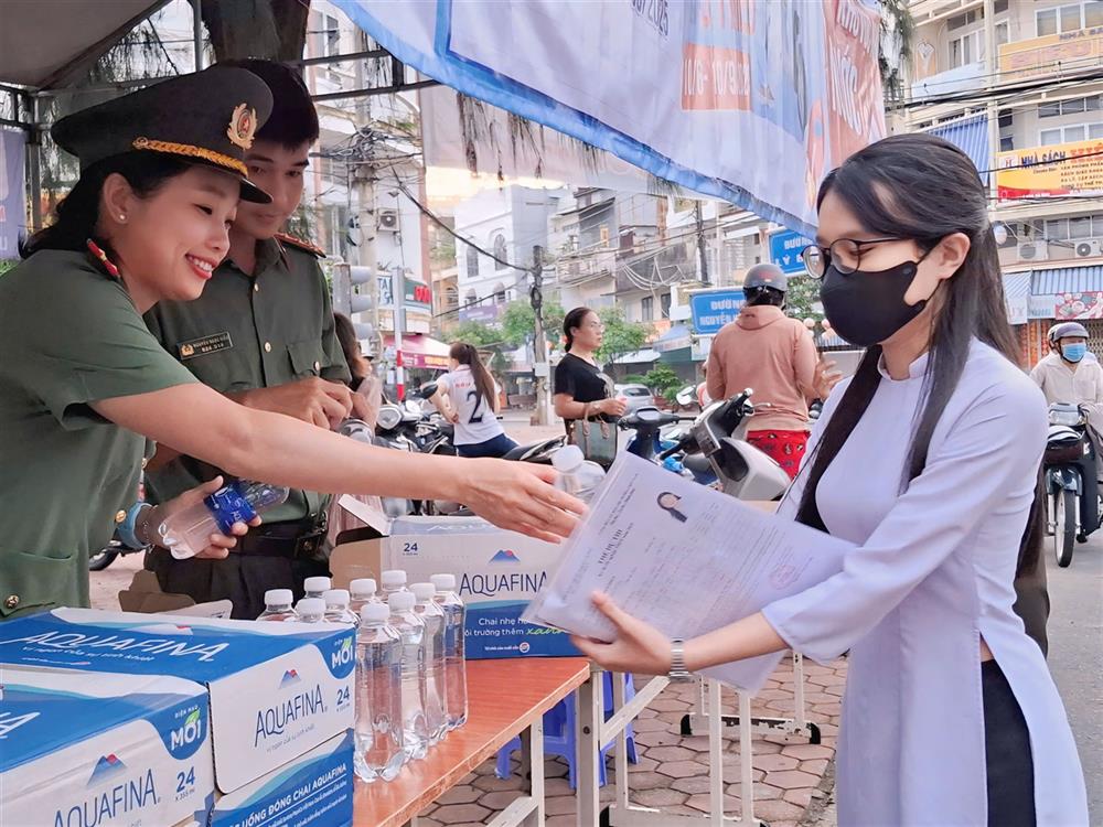 Công an tỉnh Cà Mau bảo đảm an ninh, an toàn kỳ thi và hỗ trợ các em học sinh.