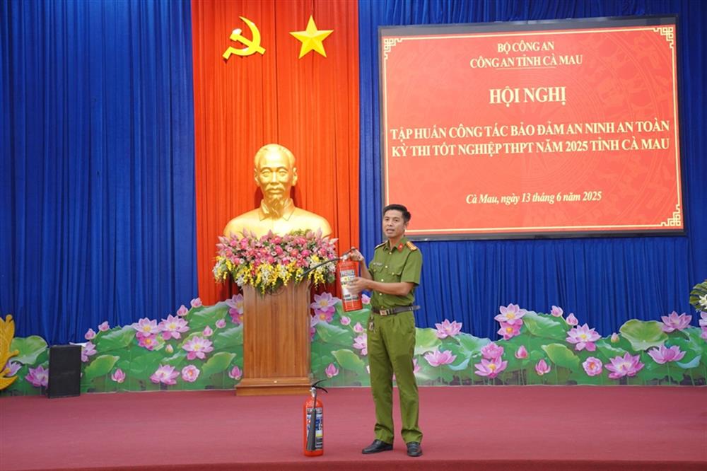 Hướng dẫn kiểm tra các thiết bị phòng cháy, chữa cháy tại điểm thi, sẵn sàng ứng phó với mọi tình huống cháy nổ.